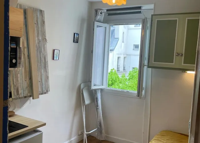 Studette Equipee De 9m2 Dans Le 10eme * Paris