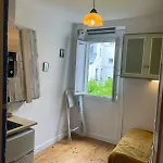 Studette Equipee De 9m2 Dans Le 10eme * Paris