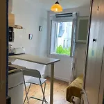 Studette Equipee De 9m2 Dans Le 10eme Daire Paris