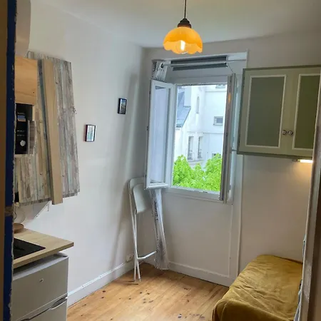 Studette Equipee De 9m2 Dans Le 10eme * Paris