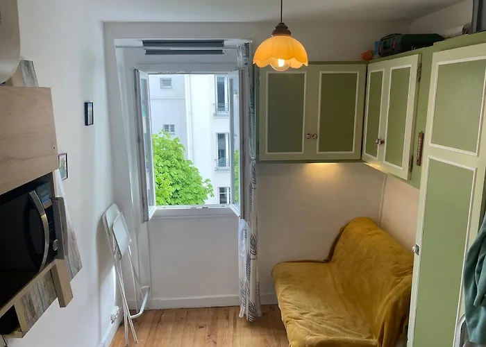 Studette Equipee De 9m2 Dans Le 10eme *